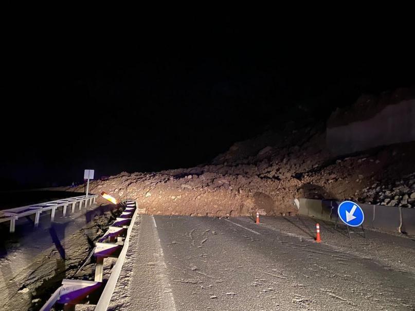 Bolu Dağında toprak kayması, TEM yolu trafiğe kapandı