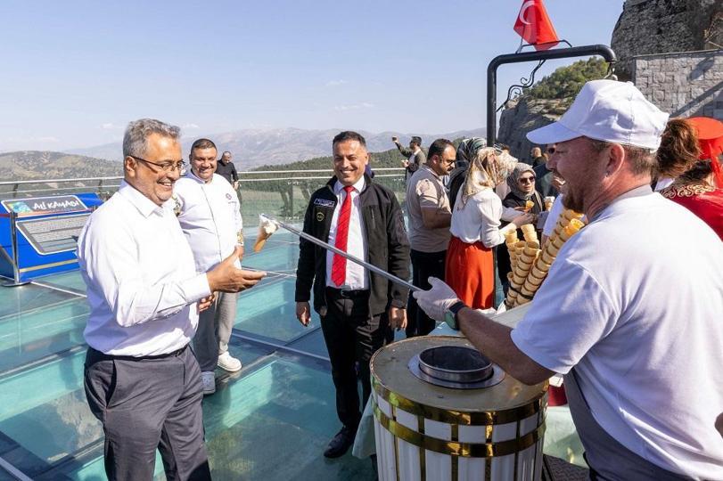 Ahmet Bolat: Uzun uçuşlarımızda Maraş dondurmasını tanıtacağız