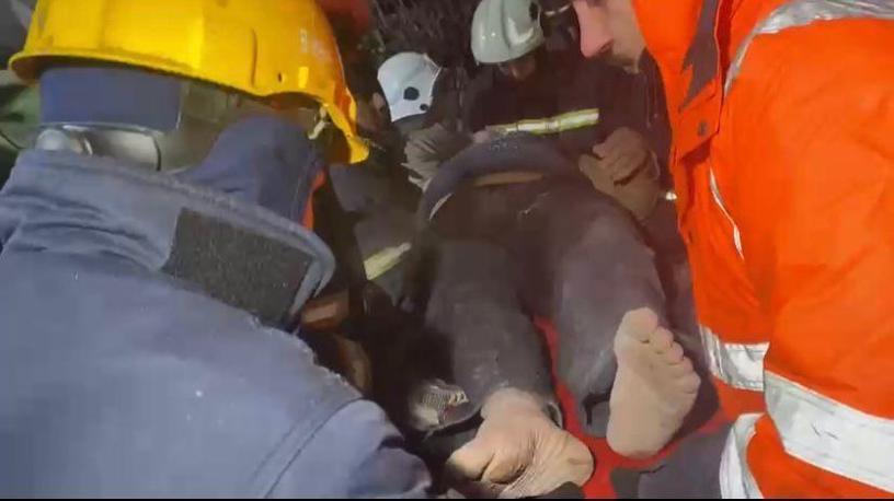 Elbistanda 3 kişilik aile, 72 saat sonra enkazdan kurtarıldı