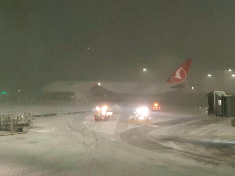 İstanbul Havalimanında karla mücadele çalışmaları aralıksız sürüyor