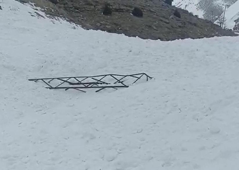 Başkalede mahalle yoluna 4 çığ düştü