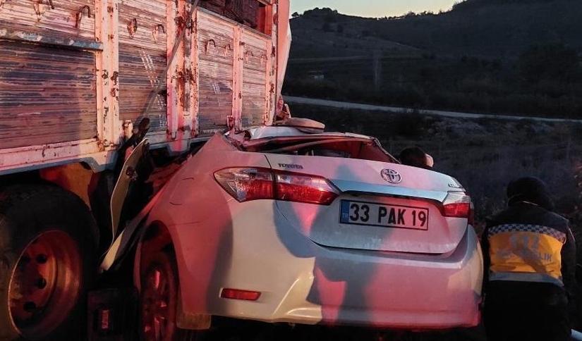 Otoyolda karşı şeride geçen kamyon, otomobille çarpıştı; 2 ölü