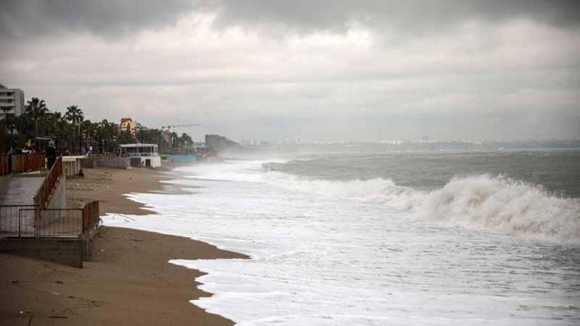 Sarı kodla uyarılan Antalyada tarım alanları su altında kaldı; kanala düşen çocuk öldü