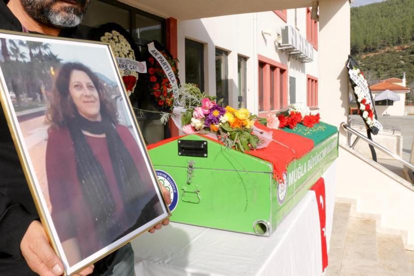 İndiği halk otobüsünün altında kalan Sema öğretmen için okulunda tören