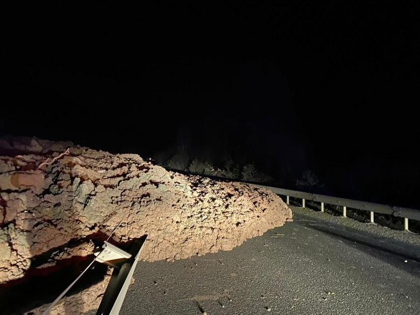 Bolu Dağında toprak kayması, TEM yolu trafiğe kapandı