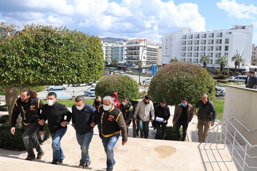 Otomobiline 7 mermi isabet eden iş insanının yara almadan kurtulduğu olayda 2 tutuklama