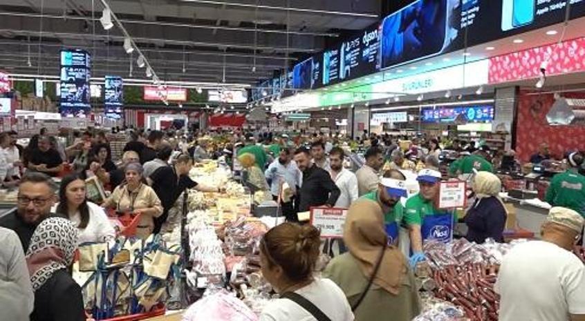 Bin liralık hediye çeki için 8 saat kuyrukta beklediler