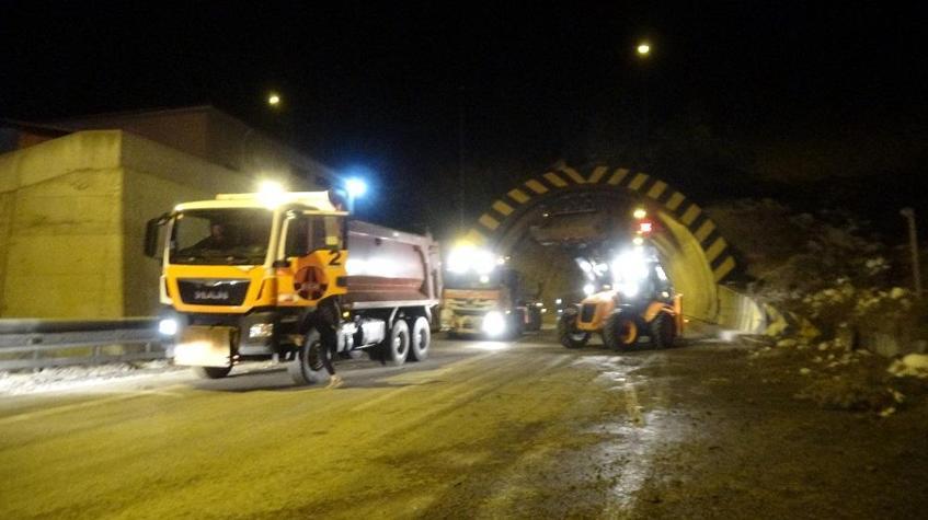 Bolu Dağında toprak kayması, TEM yolu trafiğe kapandı