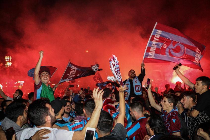 Trabzonspor taraftarı, şampiyonluğu meydanlarda kutladı