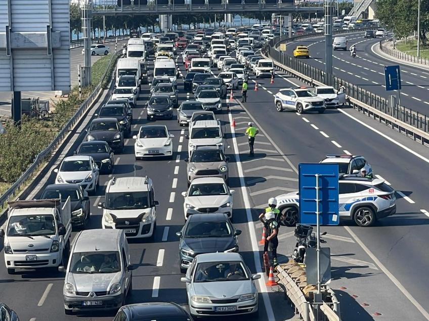 Fatihte hafif ticari araçta yangın; Avrasya Tüneli istikameti trafiğe kapatıldı