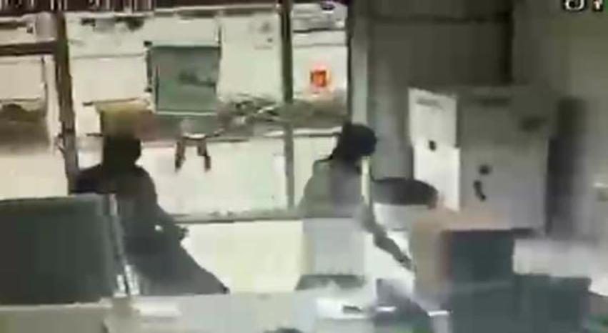 PTT şubesinde silahlı soygun; olay anı kamerada