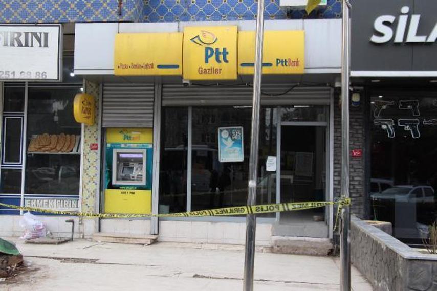 PTT şubesinde silahlı soygun; olay anı kamerada