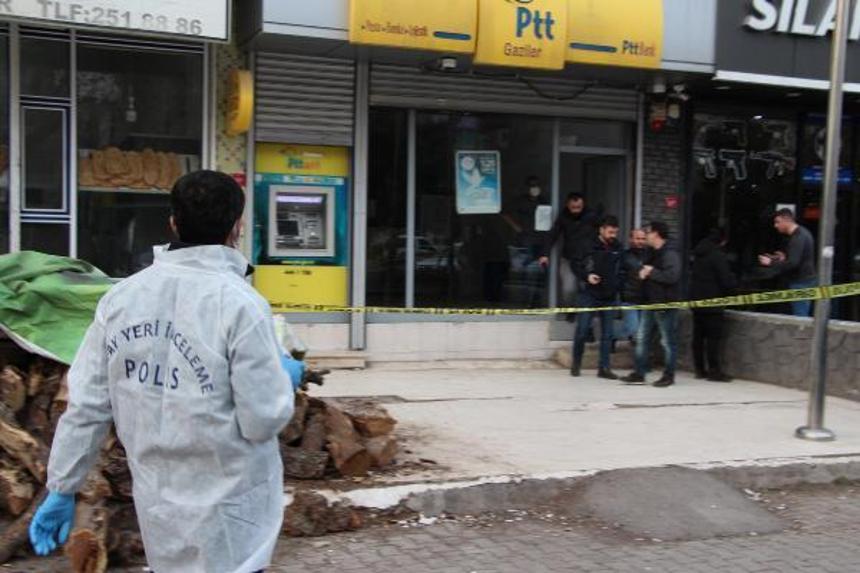 PTT şubesinde silahlı soygun; olay anı kamerada