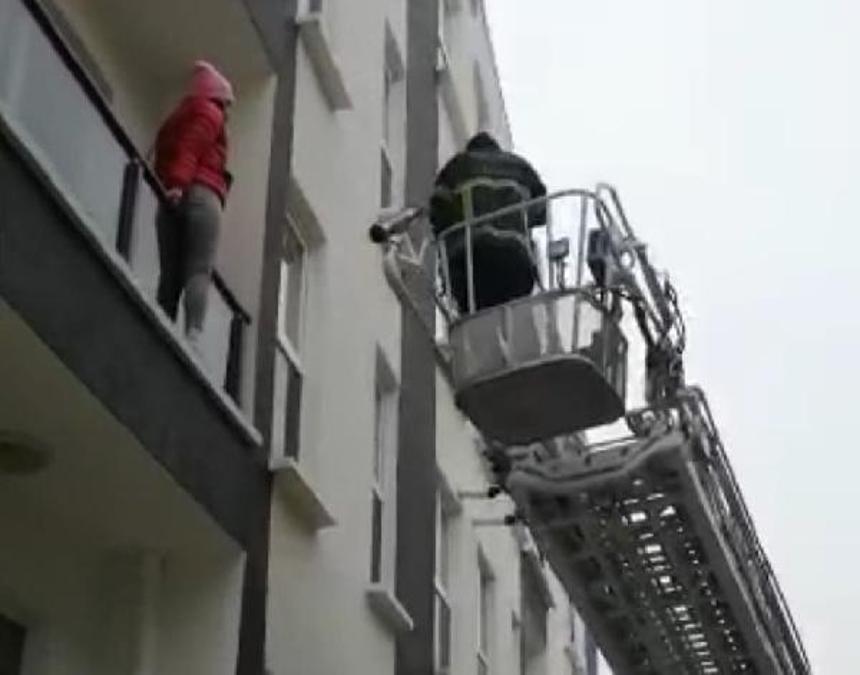 Sevgilisinin eve kilitlediği Baharı itfaiye kurtardı