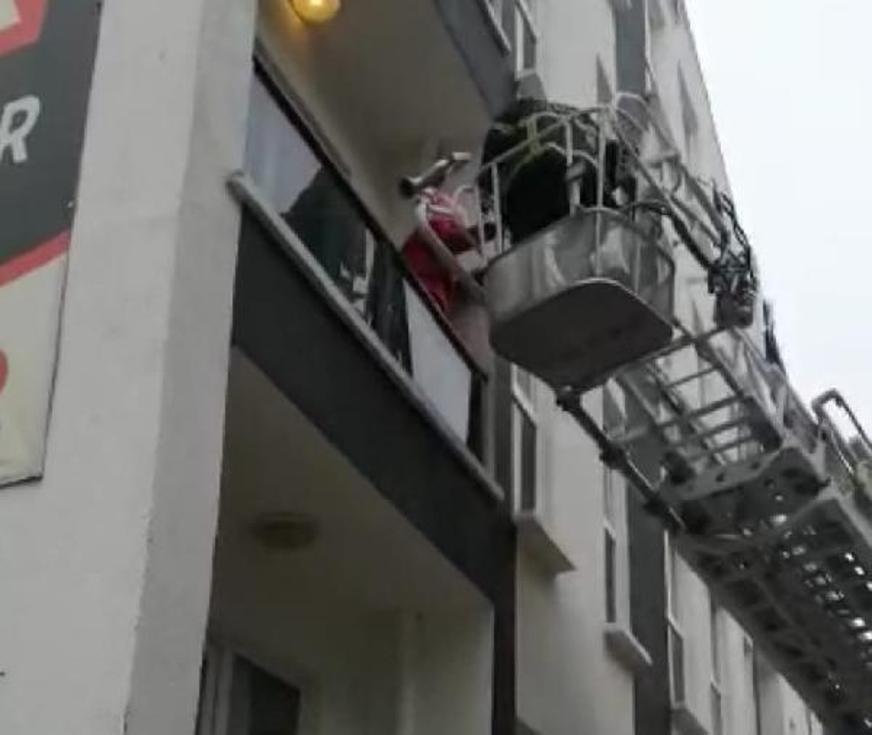 Sevgilisinin eve kilitlediği Baharı itfaiye kurtardı