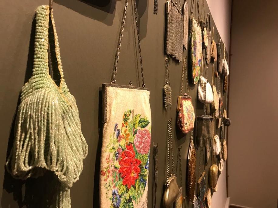 Osmanlıdan Cumhuriyet dönemine kadının yaşantısından izler taşıyan Kuytu sergisi açıldı